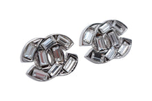 Load image into Gallery viewer, CHANEL シャネル ココマーク ピアス 両耳用 重量約4.5g 01P刻印 メタル ラインストーン シルバー クリア 美品 中古 4c076481