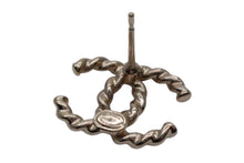 Load image into Gallery viewer, 極美品 CHANEL シャネル ココマーク ピアス 片耳用 重量約1.8g F24P刻印 ゴールド メタル フランス製 中古 4c076496
