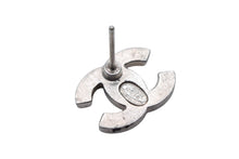 Load image into Gallery viewer, 極美品 CHANEL シャネル ココマーク ピアス 両耳用 重量約2.7g 06C刻印 メタル ラインストーン シルバー クリア 中古 4c076489