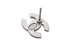 Load image into Gallery viewer, 極美品 CHANEL シャネル ココマーク ピアス 両耳用 重量約2.7g 06C刻印 メタル ラインストーン シルバー クリア 中古 4c076489