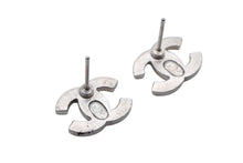 Load image into Gallery viewer, 極美品 CHANEL シャネル ココマーク ピアス 両耳用 重量約2.7g 06C刻印 メタル ラインストーン シルバー クリア 中古 4c076489