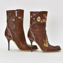 画像をギャラリービューアに読み込む, CHRISTIAN DIOR クリスチャンディオール ガリアーノ期 エンブロイダリー ヒールブーツ 蝶 花柄 刺繍 レザー ブラウン サイズ36 1/2 美品 中古 4b009414