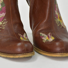 画像をギャラリービューアに読み込む, CHRISTIAN DIOR クリスチャンディオール ガリアーノ期 エンブロイダリー ヒールブーツ 蝶 花柄 刺繍 レザー ブラウン サイズ36 1/2 美品 中古 4b009414