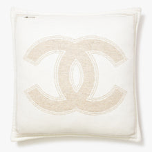 Load image into Gallery viewer, 極美品 CHANEL シャネル ココマーク デカロゴ クッション ウール カシミヤ ベージュ アイボリー 中古 4b009807