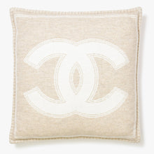 Load image into Gallery viewer, 極美品 CHANEL シャネル ココマーク デカロゴ クッション ウール カシミヤ ベージュ アイボリー 中古 4b009807
