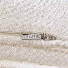 Load image into Gallery viewer, 極美品 CHANEL シャネル ココマーク デカロゴ クッション ウール カシミヤ ベージュ アイボリー 中古 4b009807