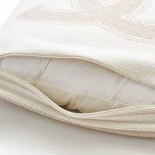 Load image into Gallery viewer, 極美品 CHANEL シャネル ココマーク デカロゴ クッション ウール カシミヤ ベージュ アイボリー 中古 4b009807