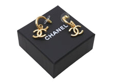 Load image into Gallery viewer, 極美品 CHANEL シャネル ココマーク ドロップピアス 重量約9.5g I24C刻印 メタル ゴールド 両耳用 中古 4b005542