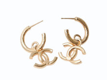 Load image into Gallery viewer, 極美品 CHANEL シャネル ココマーク ドロップピアス 重量約9.5g I24C刻印 メタル ゴールド 両耳用 中古 4b005542