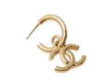 Load image into Gallery viewer, 極美品 CHANEL シャネル ココマーク ドロップピアス 重量約9.5g I24C刻印 メタル ゴールド 両耳用 中古 4b005542