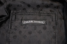 Load image into Gallery viewer, 新品未使用 CHROME HEARTS クロムハーツ クロスボタン 総柄シルク セットアップ シャツ サイズ L 中古 4b012572