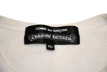 Load image into Gallery viewer, CHROME HEARTS クロムハーツ × COMME DES GARCONS DSM限定 ロゴTシャツ ホワイト サイズXXL 良品 中古 4b012337