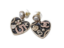 Load image into Gallery viewer, CHANEL シャネル ドロップピアス 重量約21.0g B24S刻印 ココマーク ハート パール No.5 カメリア メタル ゴールド ブラック 美品 中古 4b005541