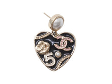 Load image into Gallery viewer, CHANEL シャネル ドロップピアス 重量約21.0g B24S刻印 ココマーク ハート パール No.5 カメリア メタル ゴールド ブラック 美品 中古 4b005541