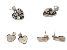 Load image into Gallery viewer, CHANEL シャネル ドロップピアス 重量約21.0g B24S刻印 ココマーク ハート パール No.5 カメリア メタル ゴールド ブラック 美品 中古 4b005541