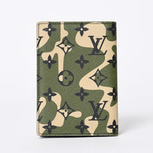 Load the image into the gallery viewer. 極美品 LOUIS VUITTON ルイヴィトン クーヴェルテュール パスポール 村上隆 パスポートケース M58027 カモ 中古 4a006461