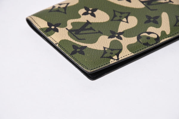 極美品 LOUIS VUITTON ルイヴィトン クーヴェルテュール パスポール 村上隆 パスポートケース M58027 カモ 中古 4a006461