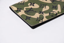 Load the image into the gallery viewer. 極美品 LOUIS VUITTON ルイヴィトン クーヴェルテュール パスポール 村上隆 パスポートケース M58027 カモ 中古 4a006461
