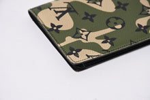 Load the image into the gallery viewer. 極美品 LOUIS VUITTON ルイヴィトン クーヴェルテュール パスポール 村上隆 パスポートケース M58027 カモ 中古 4a006461