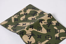 Load the image into the gallery viewer. 極美品 LOUIS VUITTON ルイヴィトン クーヴェルテュール パスポール 村上隆 パスポートケース M58027 カモ 中古 4a006461