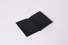 Load the image into the gallery viewer. 極美品 LOUIS VUITTON ルイヴィトン クーヴェルテュール パスポール 村上隆 パスポートケース M58027 カモ 中古 4a006461