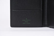 Load the image into the gallery viewer. 極美品 LOUIS VUITTON ルイヴィトン クーヴェルテュール パスポール 村上隆 パスポートケース M58027 カモ 中古 4a006461