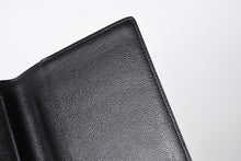 Load the image into the gallery viewer. 極美品 LOUIS VUITTON ルイヴィトン クーヴェルテュール パスポール 村上隆 パスポートケース M58027 カモ 中古 4a006461