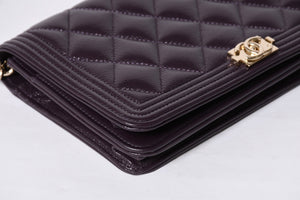 新品同様 CHANEL シャネル BOY CHANEL ボーイシャネル チェーンウォレット 30番台 ココマーク キャビアスキン パープル 中古 4b013369