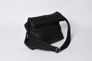 BOTTEGAVENETA ボッテガヴェネタ イントレチャート ショルダーバッグ 651836 レザー ブラック シルバー金具 美品 中古 4a000373