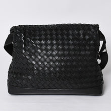 画像をギャラリービューアに読み込む, BOTTEGAVENETA ボッテガヴェネタ イントレチャート ショルダーバッグ 651836 レザー ブラック シルバー金具 美品 中古 4a000373