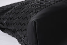 画像をギャラリービューアに読み込む, BOTTEGAVENETA ボッテガヴェネタ イントレチャート ショルダーバッグ 651836 レザー ブラック シルバー金具 美品 中古 4a000373