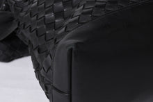 画像をギャラリービューアに読み込む, BOTTEGAVENETA ボッテガヴェネタ イントレチャート ショルダーバッグ 651836 レザー ブラック シルバー金具 美品 中古 4a000373