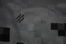 Load image into Gallery viewer, 極美品 LOUIS VUITTON ルイヴィトン ジャケット RM251M STP HSB88W サイズ54 ダミエ ブラック 中綿入り 中古 4b012710