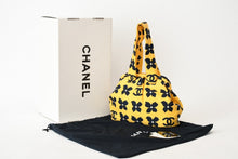 Load image into Gallery viewer, 極美品 CHANEL シャネル がま口 ハンドバッグ A18977 7番台 ココマーク キャンバス イエロー ネイビー 花柄 総柄 中古 4b013083