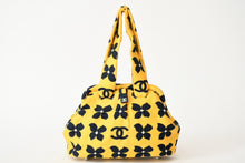 Load image into Gallery viewer, 極美品 CHANEL シャネル がま口 ハンドバッグ A18977 7番台 ココマーク キャンバス イエロー ネイビー 花柄 総柄 中古 4b013083