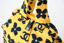 Load image into Gallery viewer, 極美品 CHANEL シャネル がま口 ハンドバッグ A18977 7番台 ココマーク キャンバス イエロー ネイビー 花柄 総柄 中古 4b013083