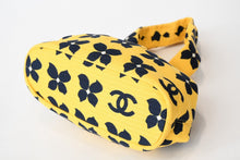 Load image into Gallery viewer, 極美品 CHANEL シャネル がま口 ハンドバッグ A18977 7番台 ココマーク キャンバス イエロー ネイビー 花柄 総柄 中古 4b013083