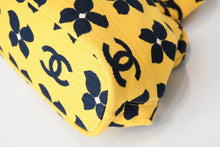 Load image into Gallery viewer, 極美品 CHANEL シャネル がま口 ハンドバッグ A18977 7番台 ココマーク キャンバス イエロー ネイビー 花柄 総柄 中古 4b013083
