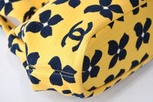 Load image into Gallery viewer, 極美品 CHANEL シャネル がま口 ハンドバッグ A18977 7番台 ココマーク キャンバス イエロー ネイビー 花柄 総柄 中古 4b013083