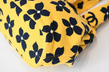 Load image into Gallery viewer, 極美品 CHANEL シャネル がま口 ハンドバッグ A18977 7番台 ココマーク キャンバス イエロー ネイビー 花柄 総柄 中古 4b013083
