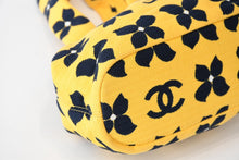 Load image into Gallery viewer, 極美品 CHANEL シャネル がま口 ハンドバッグ A18977 7番台 ココマーク キャンバス イエロー ネイビー 花柄 総柄 中古 4b013083