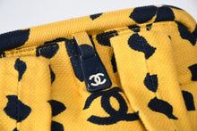 Load image into Gallery viewer, 極美品 CHANEL シャネル がま口 ハンドバッグ A18977 7番台 ココマーク キャンバス イエロー ネイビー 花柄 総柄 中古 4b013083