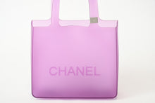 Load image into Gallery viewer, CHANEL シャネル ヴィンテージ ロゴ ラバー ミニトートバッグ パープル 美品 中古 4b013451