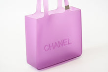 Load image into Gallery viewer, CHANEL シャネル ヴィンテージ ロゴ ラバー ミニトートバッグ パープル 美品 中古 4b013451