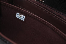Load image into Gallery viewer, CHANEL シャネル クラシック フラップウォレット 長財布 AP0241 ランダム番台 ココマーク キャビアスキン ブラック 美品 中古 4b013195
