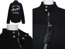 Load image into Gallery viewer, LOUIS VUITTON × FRAGMENT DESIGN ルイヴィトン フラグメント 17AW エンブロイダリー ブルゾン ブラック ロゴ RM172M JIU HDY31W サイズM 美品 中古 4c071532