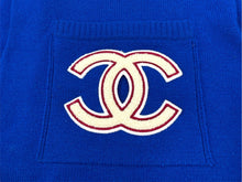 Load image into Gallery viewer, CHANEL シャネル ココマーク カシミヤ マフラー ブルー ホワイト レッド ストール ポケット付き ロゴ 小物 美品 中古 4c071554