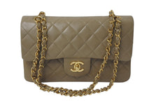 Load image into Gallery viewer, CHANEL シャネル マトラッセWフラップチェーンショルダーバッグ 3番台 ラムスキン 23cm ベージュ ゴールド金具 美品 中古 4c073631