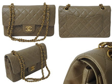 Load image into Gallery viewer, CHANEL シャネル マトラッセWフラップチェーンショルダーバッグ 3番台 ラムスキン 23cm ベージュ ゴールド金具 美品 中古 4c073631