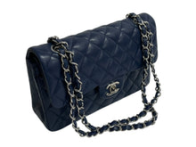 Load image into Gallery viewer, 極美品 CHANEL シャネル チェーンショルダーバッグ マトラッセ23 キャビアスキン ネイビー シルバー金具 24番台 中古 4c075674